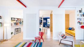 Moderní apartmán pro jednoho zdobí akcenty výrazných barev
