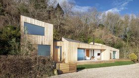Moderní prázdninový dům z modřínového dřeva odolá i sesuvu půdy