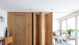 Stylový apartmán pro mladý pár rozděluje dřevěná stěna