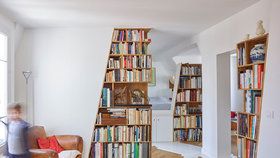 Podkrovní byt s vestavnými knihovnami, které vytváří pozoruhodné prostředí k životu
