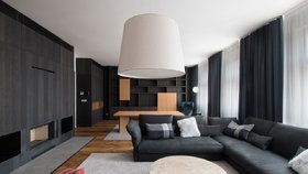 Elegantní byt v Žitné ulici zdobí dubové dřevo a tmavé barvy. Přesto není stísněný nebo temný
