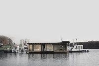 Moderní hausbót v Berlíně nabízí příjemné bydlení na vlnách