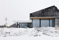 Do každého počasí! Minimalistický dům chrání fasáda z černého plechu