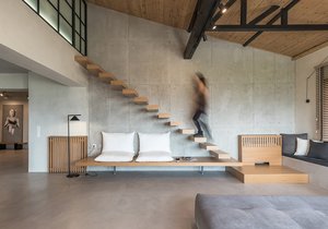 Venkovský domov pro početnou rodinu zdobí průmyslový design a materiál podobný betonu