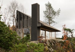 Minimalistická chata se může blýsknout nádherným výhledem do krajiny a na nedaleký fjord
