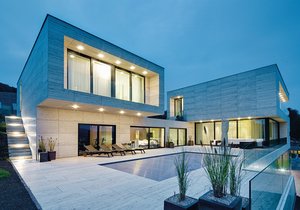 Moderní vila poskytuje obyvatelům luxusní bydlení s výhledem na okolí a dostatečným soukromím