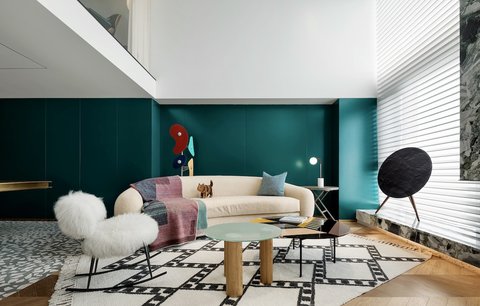 Domov pro návrháře zkrášluje tyrkysová barva a špičkový design 