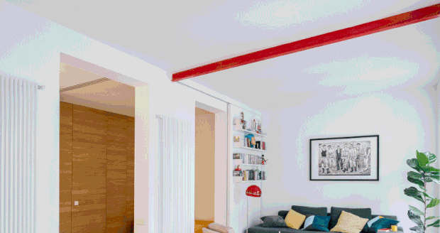 Moderní apartmán pro jednoho zdobí akcenty výrazných barev