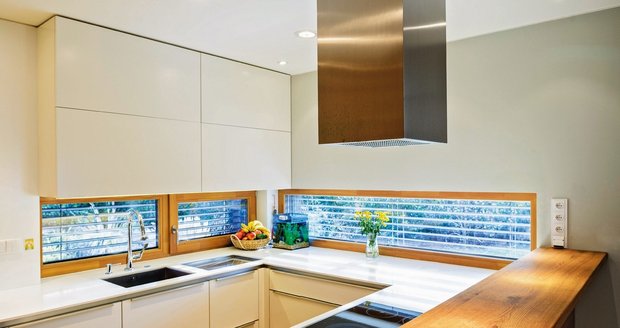 Do kuchyně proudí východní světlo okny umístěnými těsně nad pracovní plochou.