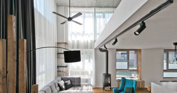 Loft pro mladý pár zdobí neutrální barvy a skandinávský design