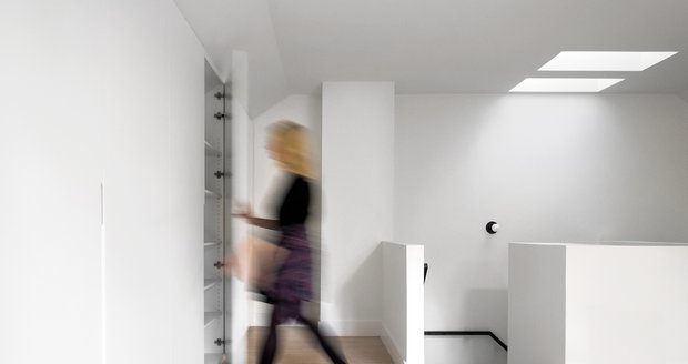 Dům v Montrealu se může pochlubit jednoduchým interiérem v bílé barvě