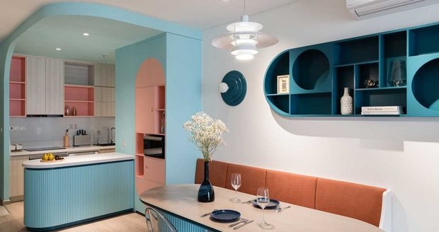 Domov malé Momo a rodičů zdobí pastelové barvy a nábytek s organickými oblinami