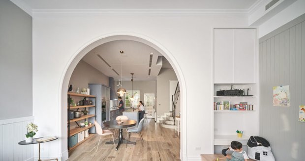 Moderní vila pro manželský pár se dvěma dětmi nabízí různorodé interiéry na několika patrech