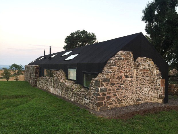 Moderní dům vyrostl mezi ruinami starobylé skotské farmy