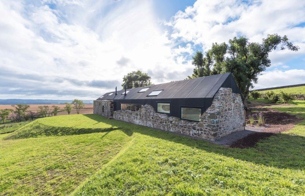 Moderní dům vyrostl mezi ruinami starobylé skotské farmy