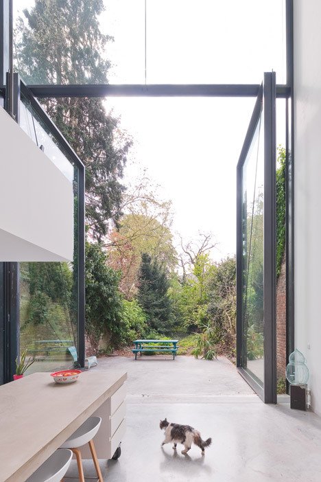 Domov s rekordním oknem, které slouží i jako vstup do zahrady