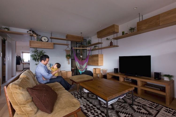Moderní domov se speciálním nábytkem vyhovuje rodině s miminkem i jejich chlupatému kamarádovi