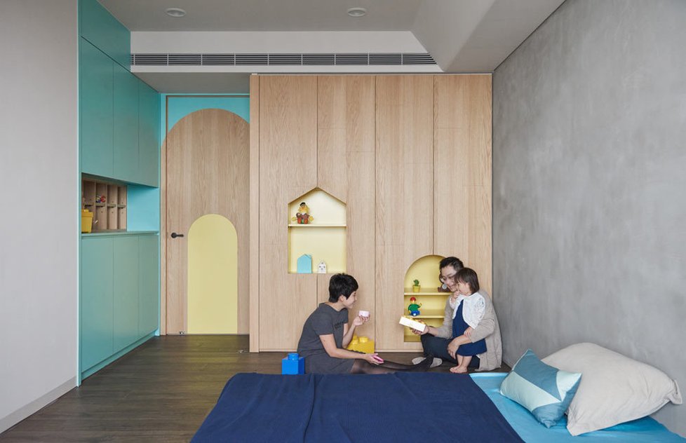 Veselý byt pro mladý pár s dvěma dětmi zdobí pastelové barvy a nádherné výhledy