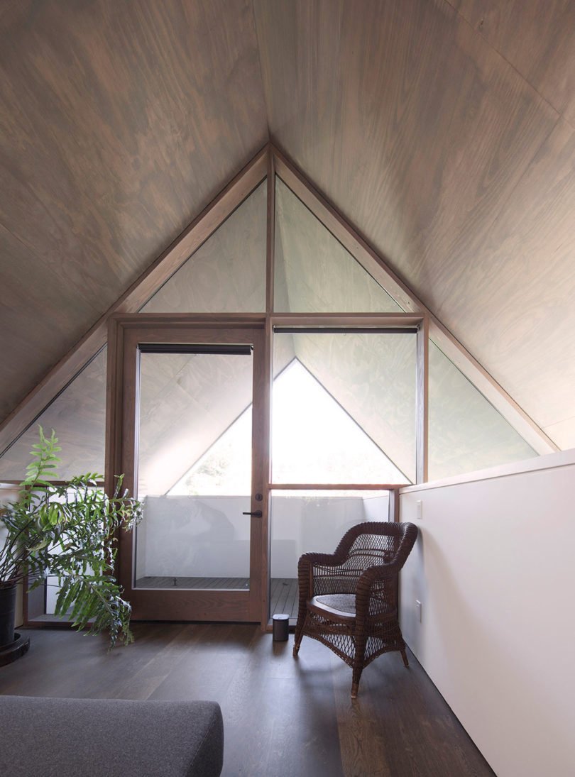Minimalistický dům nabízí skromný ale útulný interiér s výhledem do korun stromů