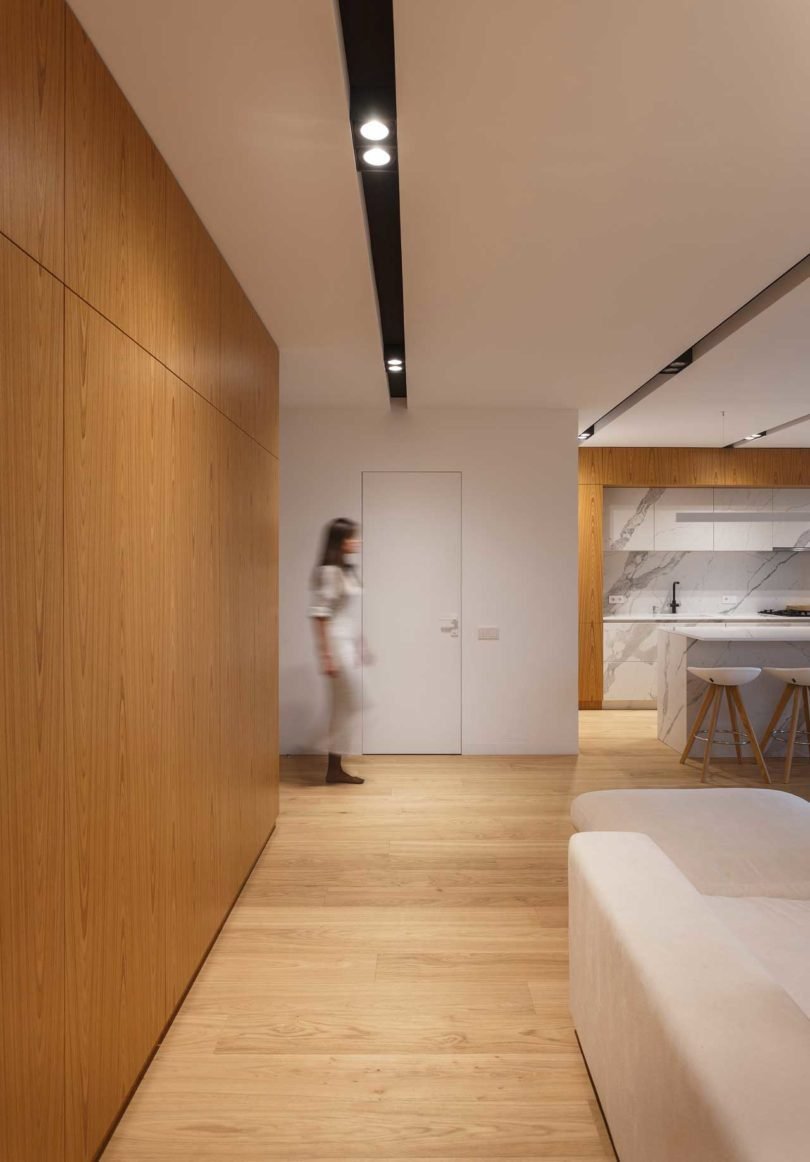 Elegantní apartmán zdobí vkusný design, světlé dřevo a bílý mramor