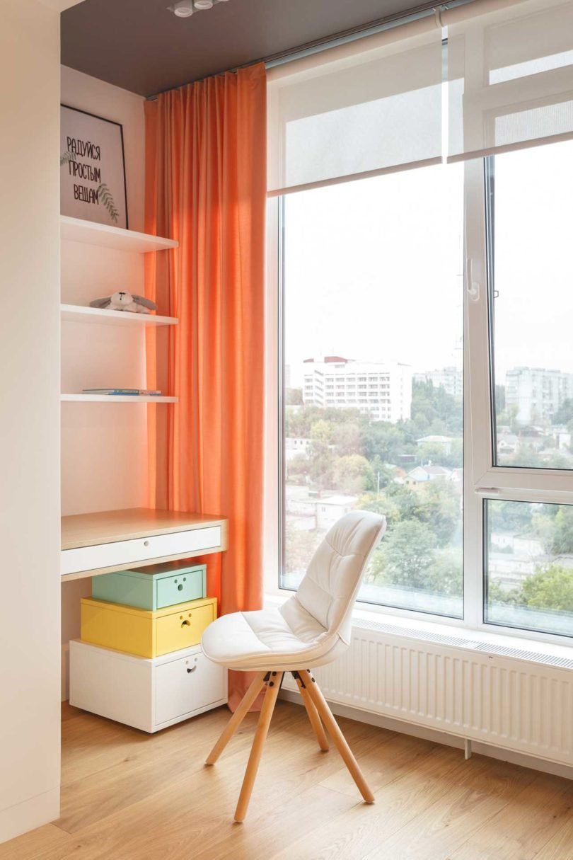 Elegantní apartmán zdobí vkusný design, světlé dřevo a bílý mramor