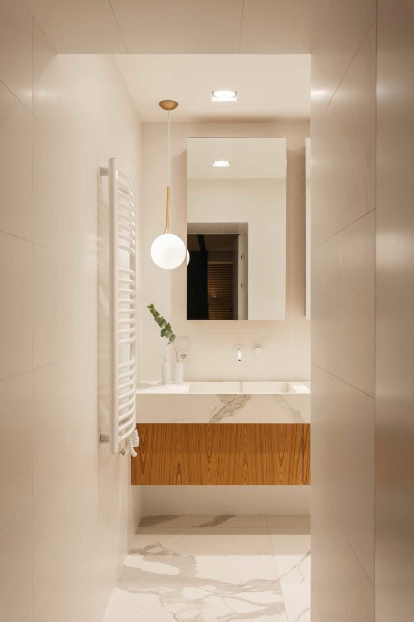 Elegantní apartmán zdobí vkusný design, světlé dřevo a bílý mramor