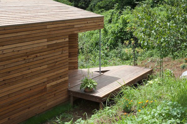 Dřevěný dům ve tvaru krychle nabízí útulné bydlení pro dva