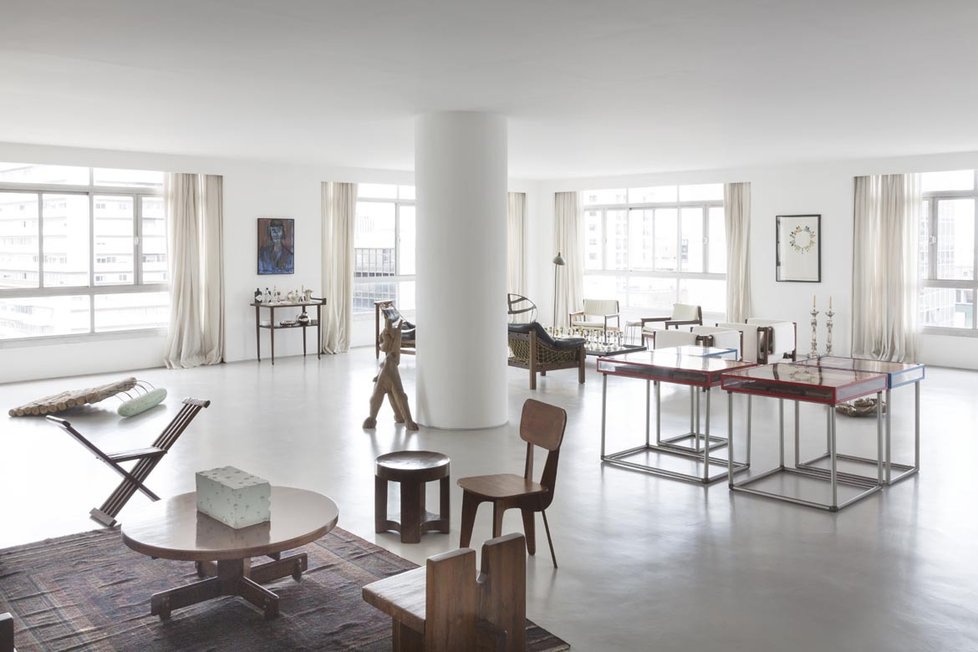 Interiér moderního apartmánu slouží jako výstavní síň pro umění a starožitnosti