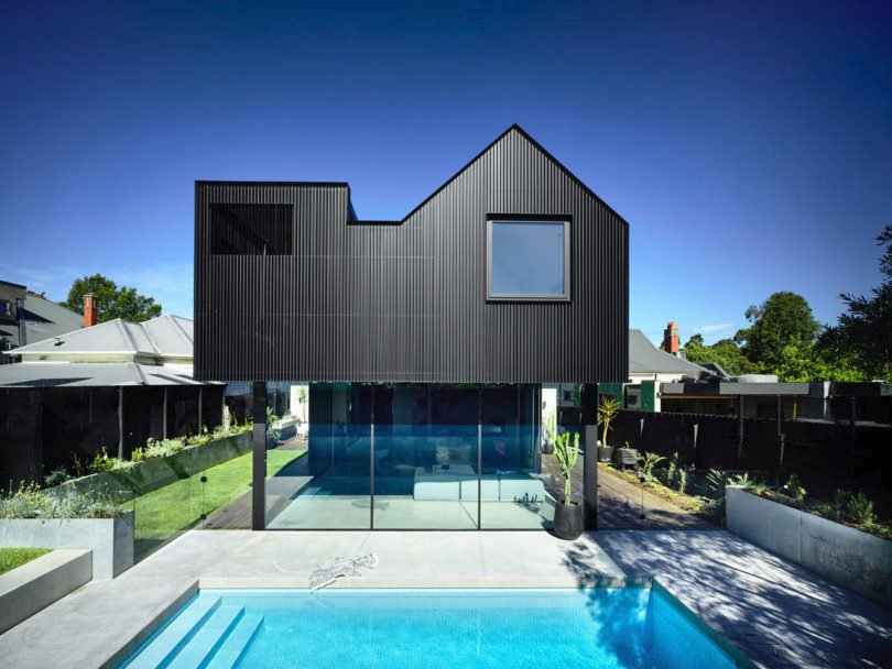 Rodinný dům se sedlovou střechou vypadá jako minimalistická skulptura