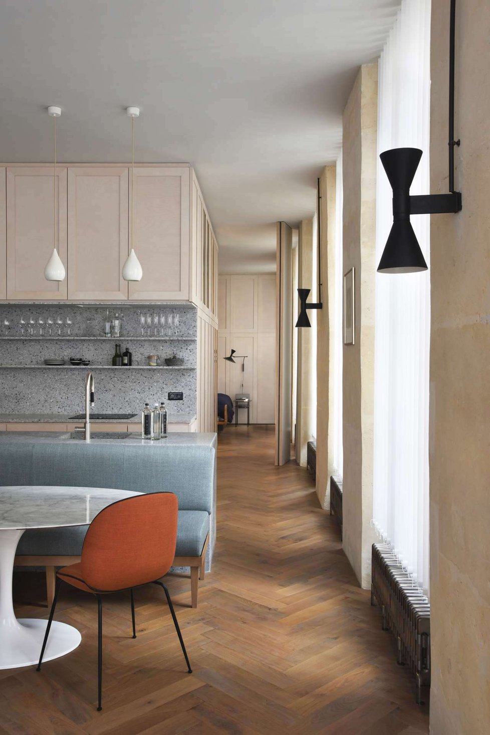 V citlivě zrenovovaném apartmánu v centru Paříže se mísí klasicá elegance se současným designem 