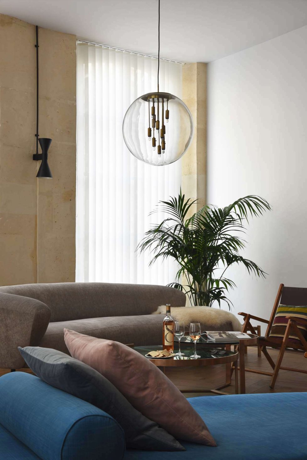 V citlivě zrenovovaném apartmánu v centru Paříže se mísí klasicá elegance se současným designem 