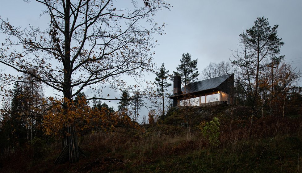 Minimalistická chata se může blýsknout nádherným výhledem do krajiny a na nedaleký fjord