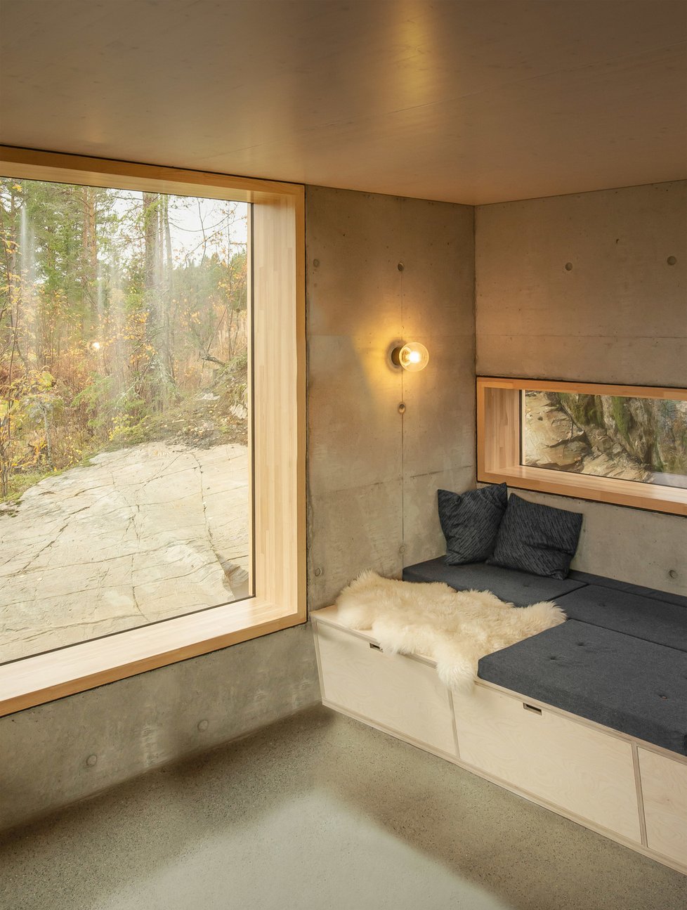Minimalistická chata se může blýsknout nádherným výhledem do krajiny a na nedaleký fjord