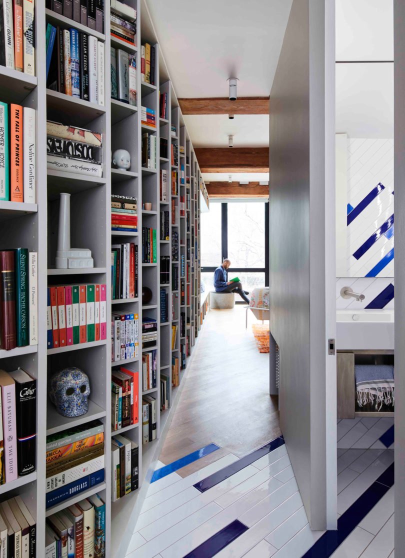 Ozdobou velkorysého loftu jsou speciálně navržené knihovny