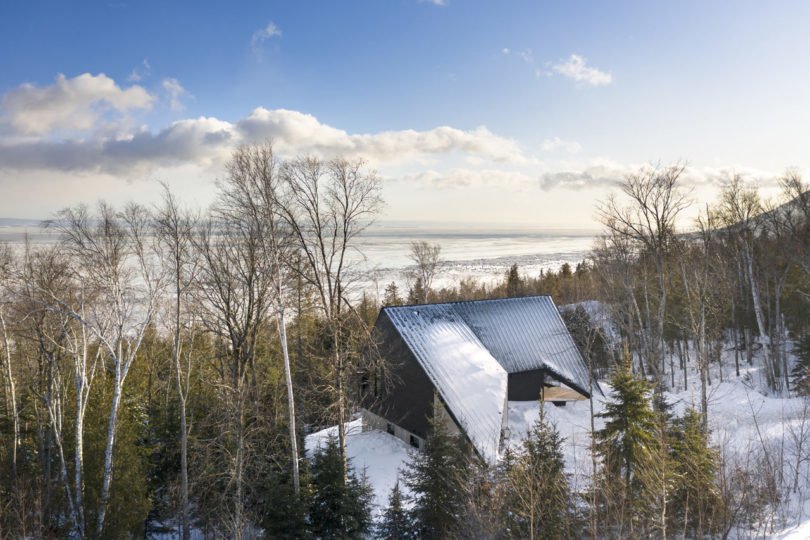 Horská chata s výhledem na řeku St Lawrence vypadá jako loď