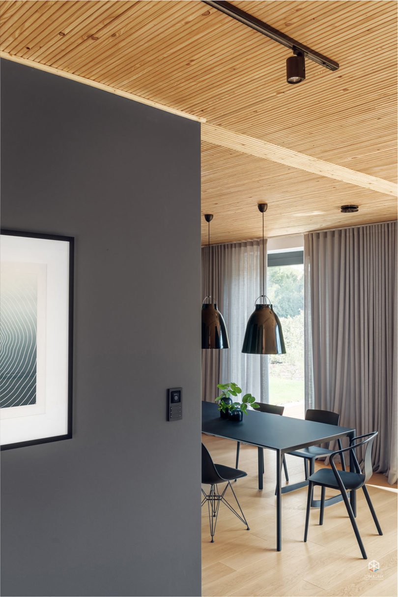 Moderní domov zdobí monochromatické barvy a dřevo
