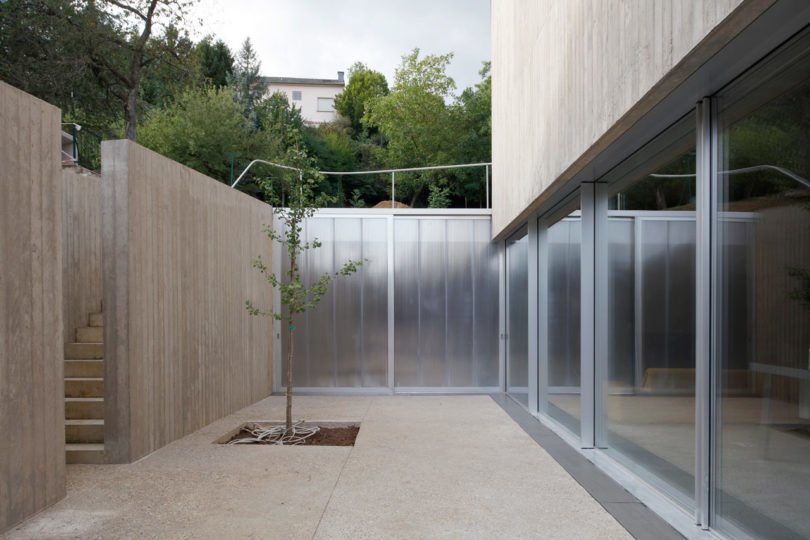 Moderní dům ve tvaru kvádru zdobí zrcadlová fasáda