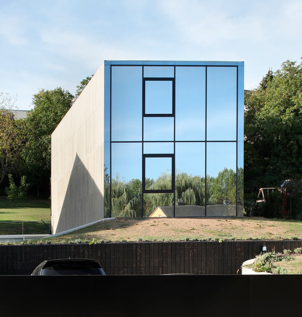 Moderní dům ve tvaru kvádru zdobí zrcadlová fasáda