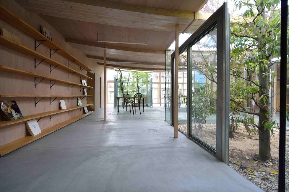 Architekti pro sebe navrhli originální kancelář. Zdobí ji i vzrostlé stromy