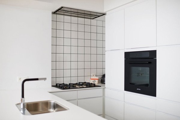 Otevřená kuchyně je minimalistická