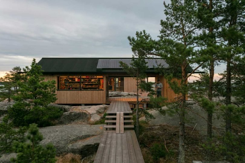 Dvojice mladých designérů vytvořila na pustém ostrově útulný dům na prázdniny