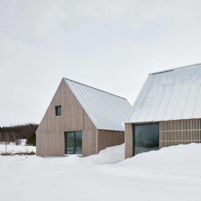 Rodinný dům se skládá ze tří budov s minimalistickým designem