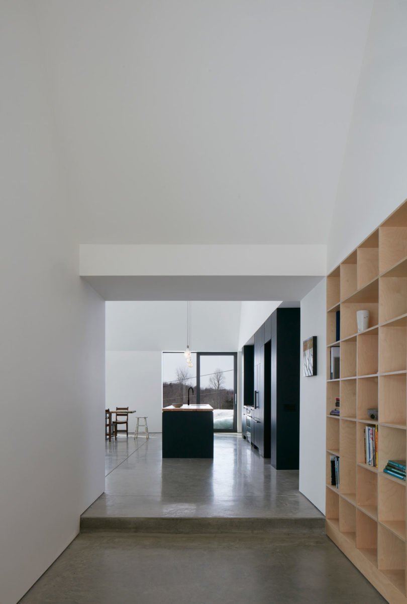 Rodinný dům se skládá ze tří budov s minimalistickým designem