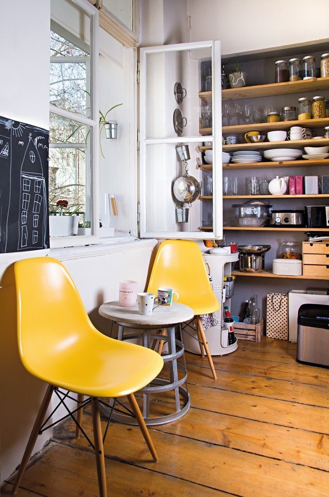 Posezení na designových židlích pod oknem v kuchyni
