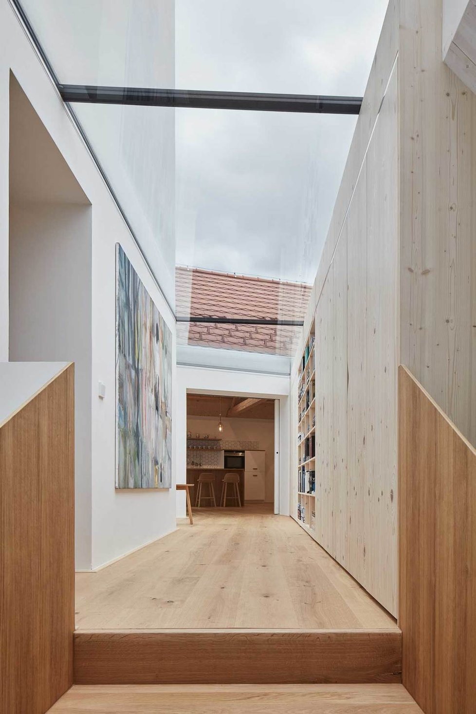Moderní dům v Jinonicích vznikl díky šetrné rekonstrukci chátrající stavby