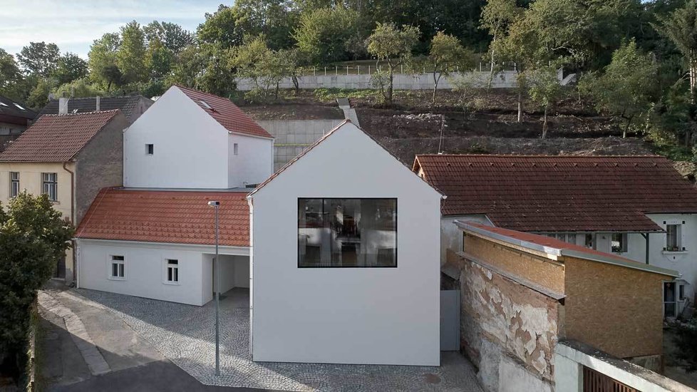 Moderní dům v Jinonicích vznikl díky šetrné rekonstrukci chátrající stavby