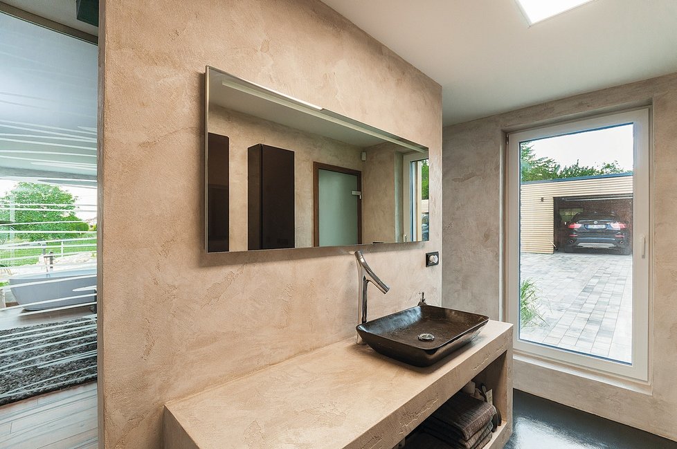 V koupelnách je betonová stěrka probarvená do různých odstínů šedé a béžové