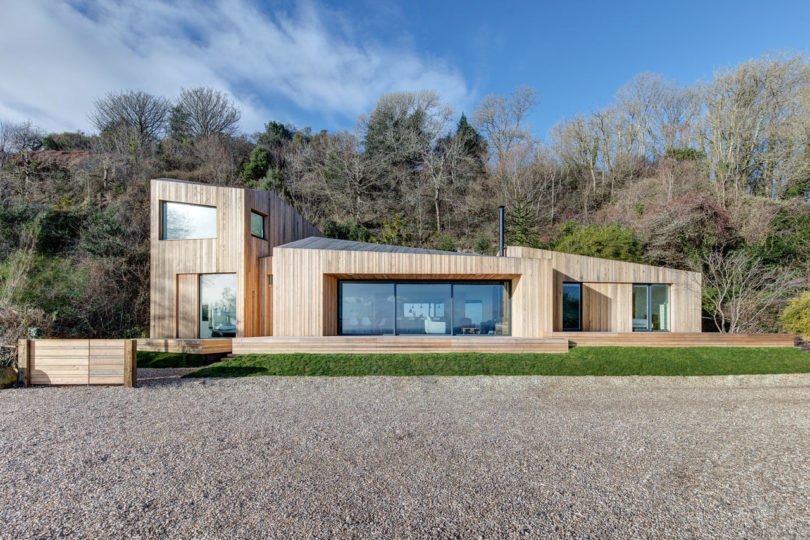 Moderní prázdninový dům z modřínového dřeva odolá i sesuvu půdy