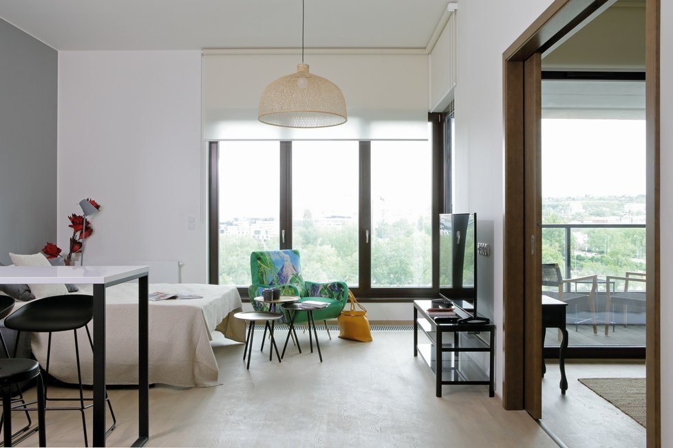 Výhledy z bytu ovlivnily designérku při výběru nábytkových kousků.