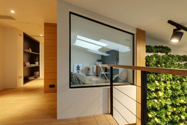 Moderní byt zdobí zelená stěna, houpačka a klouzačka